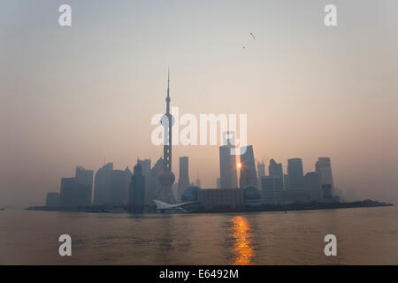 Sunrise oltre lo skyline di Pudong, Shanghai, Cina Foto Stock