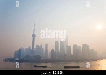 Sunrise su Pudong skyline & chiatte sul fiume Huangpu, Shanghai, Cina Foto Stock