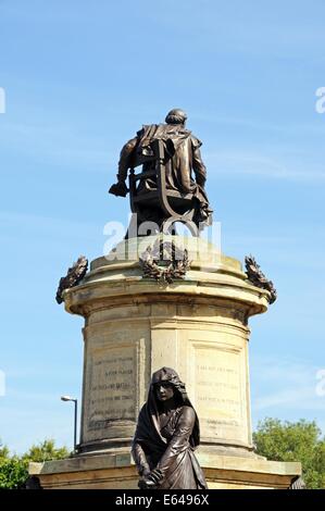 Statua di William Shakespeare seduti sulla sommità del memoriale di gower con Lady Macbeth in primo piano, Stratford-upon-Avon, Regno Unito. Foto Stock