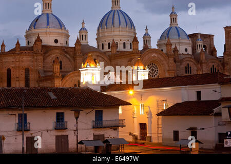 Cattedrale dell Immacolata Concezione, costruito nel 1885, al tramonto, Cuenca, Ecuador Foto Stock