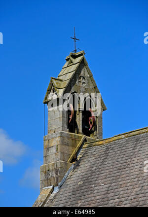 Doppio bellcote. Chiesa di San Tommaso Becket a. Kirkhouse, Farlam, Cumbria, England, Regno Unito, Europa. Foto Stock