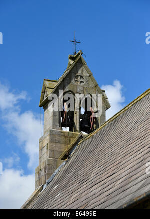 Doppio bellcote. Chiesa di San Tommaso Becket a. Kirkhouse, Farlam, Cumbria, England, Regno Unito, Europa. Foto Stock