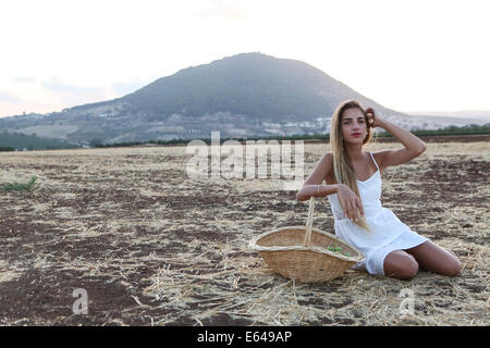 Young Teen ragazza durante il raccolto modello di rilascio disponibili Foto Stock