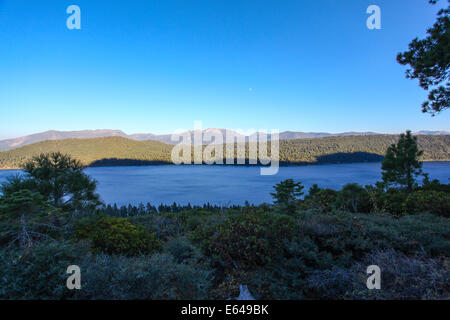 Il monte Tallac sentiero che si affaccia sul lago Tahoe, CALIFORNIA, STATI UNITI D'AMERICA Foto Stock