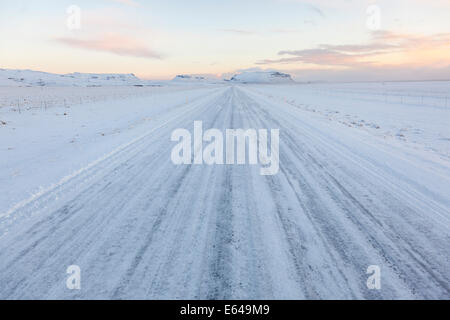 Strada invernale con neve, a sud dell'Islanda Foto Stock