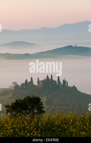 Agriturismo in valle, Val d'Orcia, Toscana, Italia Foto Stock