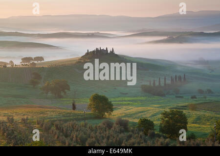 Agriturismo in valle, Val d'Orcia, Toscana, Italia Foto Stock