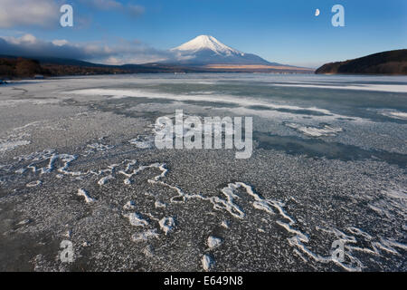 Ghiaccio sul lago Yamanaka con snowcovered il Monte Fuji in background, Giappone Foto Stock