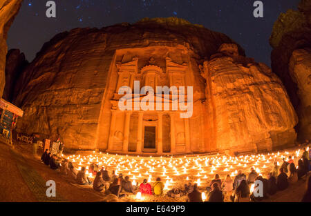 Il Tesoro, (El Khazneh), di notte illuminato da candele, Petra, Giordania Foto Stock