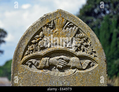 Pietra tombale con colomba e design di handshake. Chiesa di San Tommaso Becket a. Kirkhouse, Farlam, Cumbria, Inghilterra, Regno Unito. Foto Stock