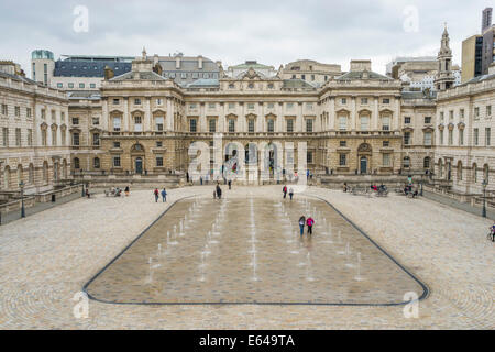 Fontane nel cortile del Somerset House, London, Regno Unito Foto Stock