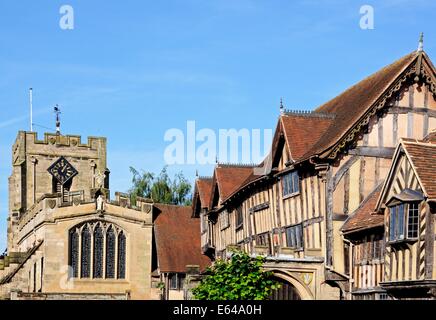 Vista del Lord Leycester Hospital e St James cappella lungo High Street, Warwick, Warwickshire, Inghilterra, Regno Unito, Europa occidentale. Foto Stock