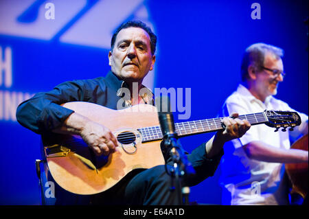 Musica dal vivo gypsy jazz con Fapy Laferttin quartetto sul palco a Brecon Jazz Festival 2014 Foto Stock