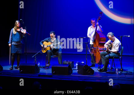 Musica dal vivo gypsy jazz con Fapy Laferttin quartetto sul palco a Brecon Jazz Festival 2014 Foto Stock