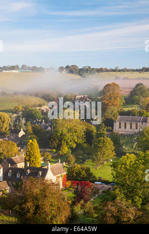 Naunton village e la nebbia di mattina, Naunton, Gloucestershire, Cotswolds, REGNO UNITO Foto Stock