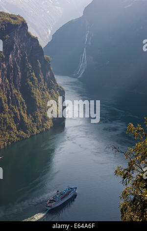 Navi da Crociera, il Geirangerfjord, Fiordi Occidentali, Norvegia Foto Stock