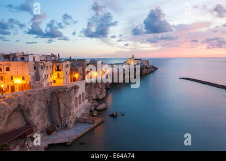 Città con la chiesa di San Francesco, Vieste del Gargano Foggia district, Puglia Puglia, Italia Foto Stock