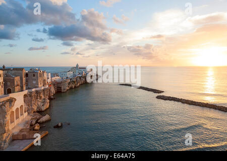 Città con la chiesa di San Francesco, Vieste del Gargano Foggia district, Puglia Puglia, Italia Foto Stock