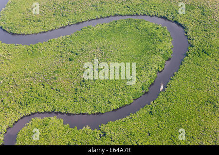 Barche a vela & vista aerea della foresta pluviale, Fiume Daintree, Parco Nazionale Daintree, Queensland Australia Foto Stock