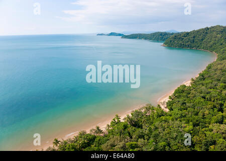 Vista aerea della foresta di pioggia e la Spiaggia, Foresta di Daintree, Parco Nazionale Daintree, nr Cairns, Queensland, Australia Foto Stock