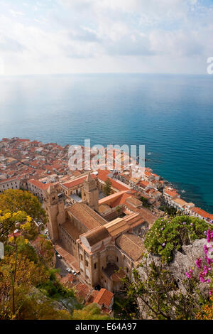 Cefalu da La Rocca costa nord della Sicilia Italia Foto Stock