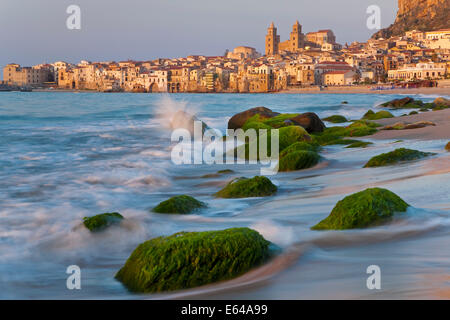 Spiaggia al tramonto, Cefalù, N costa, Sicilia Foto Stock