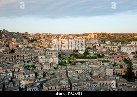 Vista su Modica & San Giorgio cattedrale (stile barocco), Sicilia, Italia Foto Stock