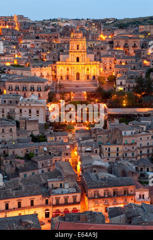 Vista su Modica & San Giorgio cattedrale (stile barocco), Sicilia, Italia Foto Stock