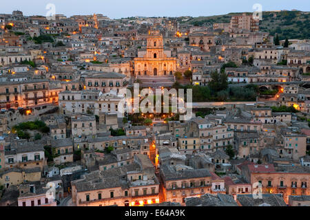 Vista su Modica & San Giorgio cattedrale (stile barocco), Sicilia, Italia Foto Stock