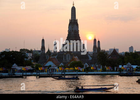 Il tempio dell'Alba (Wat Arun) al tramonto, Bangkok in Thailandia Foto Stock