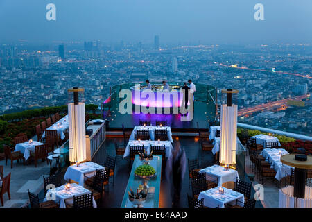 Vista su open air-bar 'Sirocco Sky Bar' e Bangkok in serata, Torre di Stato, 247 m, la cupola, Bangkok, Thailandia Foto Stock