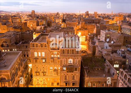 Vista del tramonto sul paesaggio urbano di Sana'a, Yemen Foto Stock