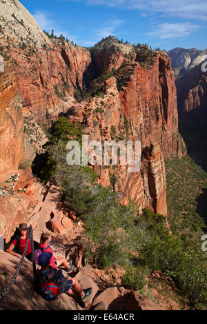 Gli escursionisti sulla stretta angeli ripida pista di atterraggio e Canyon Zion 1000ft/305m sotto, il Parco Nazionale di Zion, Utah, Stati Uniti d'America Foto Stock