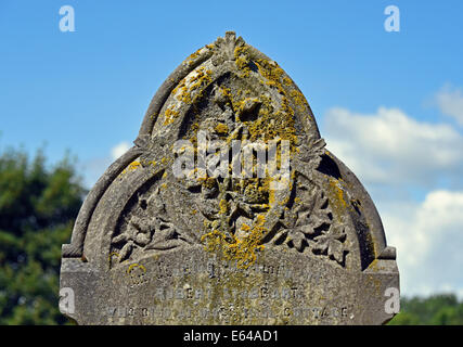 Pietra tombale con design floreale. Chiesa di San Tommaso Becket a. Kirkhouse, Farlam, Cumbria, England, Regno Unito, Europa. Foto Stock