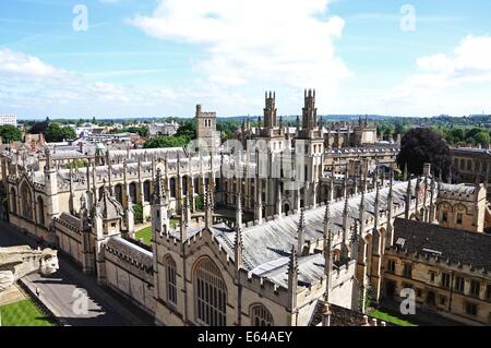 Vista in elevazione di tutte le anime College visto dall'università chiesa di St Mary guglia, Oxford, Oxfordshire, England, Regno Unito, Europa. Foto Stock