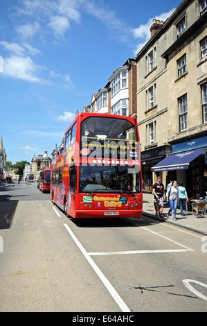 Rosso a sommità aperta, Oxford tour bus lungo High Street, Oxford, Oxfordshire, Inghilterra, Regno Unito, Europa occidentale. Foto Stock