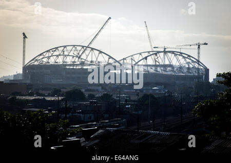 Costruzioni torre gru sopra lo stadio olimpico in costruzione a Rio de Janeiro, Brasile, 6 agosto 2014. Le 2016 Olimpiadi di estate sta per essere eseguita in Rio de Janeiro. Foto: Michael Kappeler/dpa Foto Stock