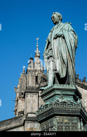 Statua di quinto Duca di Buccleuch al di fuori della cattedrale di St Giles sul Royal Mile di Edimburgo, Old Town. Foto Stock