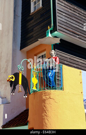 San Pietro statua sul balcone della Casa del pedaggio in Portmerion Village, Galles Foto Stock