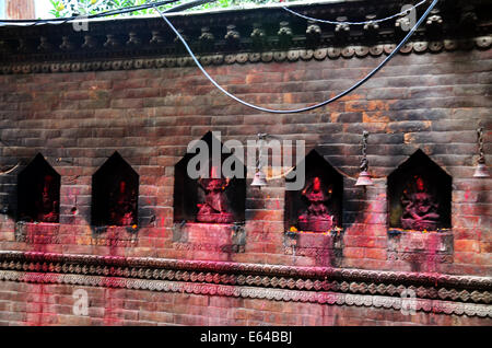 Buddha nella parete in corrispondenza di Patan Durbar Square è situato al centro di Lalitpur Sub-Metropolitan città in Nepal Foto Stock