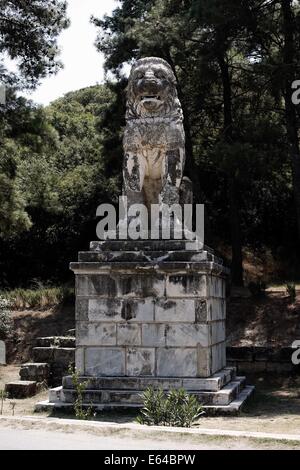 Amphipolis, Grecia. 14 Ago, 2014. Il iv secolo a.c. leone in marmo di Amphipolis, a circa 5 chilometri dal sotto lo scavo antica tomba a Kastas hill in Amphipolis, nel nord della Grecia il 14 agosto 2014. Escavatori del tumulo che si ritiene contengano una significativa tomba risalente al fine di Alessandro il Grande il suo regno, credono che questo leone originariamente faceva parte di una tomba monumento che ha incoronato la collina artificiale. Credito: Konstantinos Tsakalidis/Alamy Live News Foto Stock