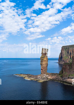 Dh il vecchio uomo di Hoy HOY ORKNEY di arenaria rossa e stack di mare seacliffs costa atlantica scogliera vista Scozia Scotland Foto Stock