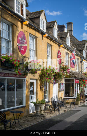 Negozi e caffetterie in Stow-su-il-Wold, il Costwolds, Gloucestershire, Inghilterra Foto Stock