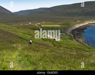 dh Rackwick Bay HOY ORKNEY donna escursionista a piedi giù collina Orkney paesaggio escursionista campagna turistico regno unito Foto Stock