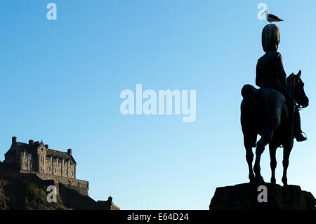 Il Castello di Edimburgo in una sera d'estate visto da Princes Street Foto Stock