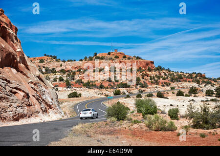 Un'auto percorre la Highway 12 Scenic Byway. Utah, Stati Uniti. Foto Stock