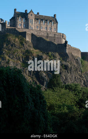 Il Castello di Edimburgo in una sera d'estate visto da Princes Street Foto Stock