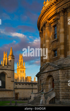 Impostazione della luce solare sullo Radcliffe Camera e le torri di tutte le anime College di Oxford, Oxfordshire, Inghilterra Foto Stock