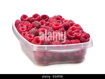 Lampone nel contenitore in plastica isolato su bianco Foto Stock