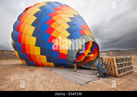 Coloratissima mongolfiera essendo gonfiato per un volo. Moab, Utah, Stati Uniti d'America. Foto Stock